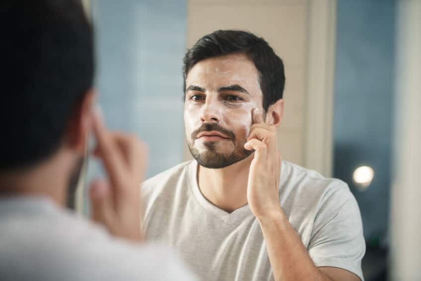 This study shows men bond online over anti-aging products