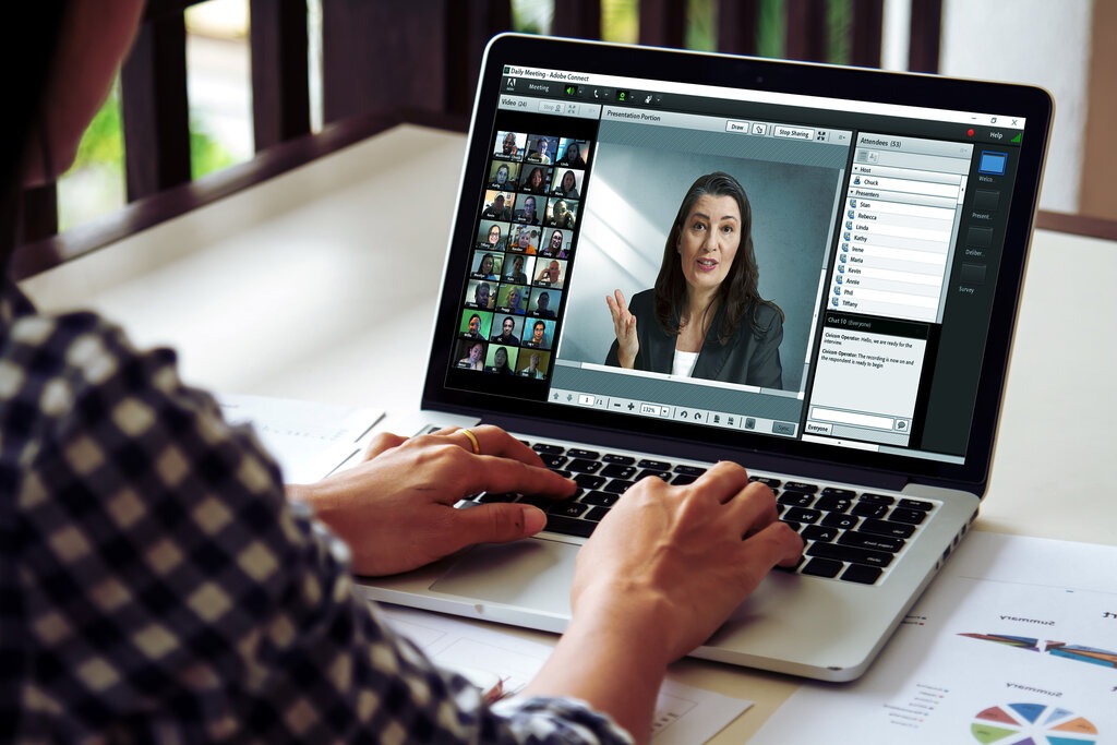 a moderator assisting an online mock jury trial over the laptop