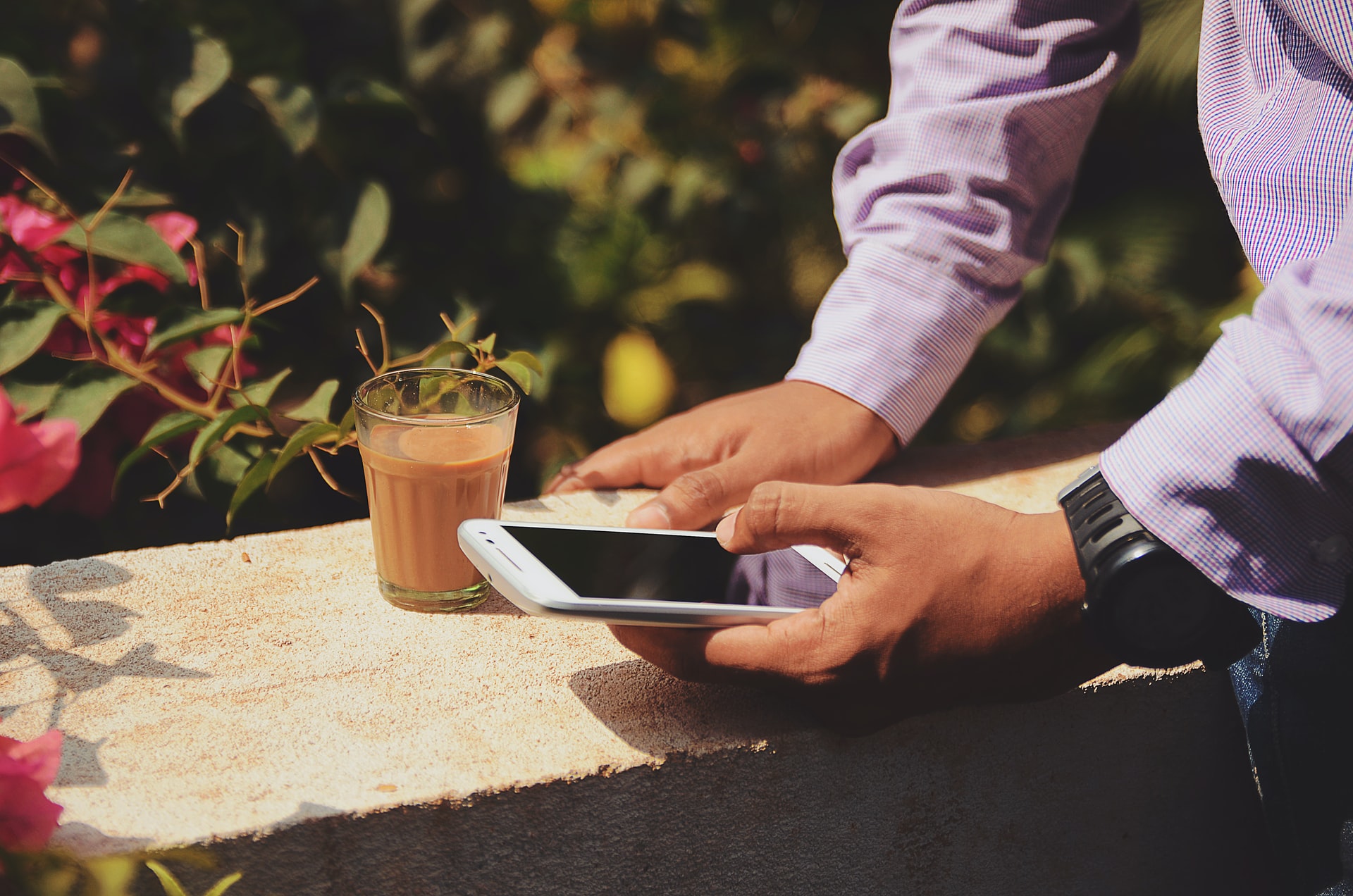 Mobile ethnography: man answering a survey on his phone